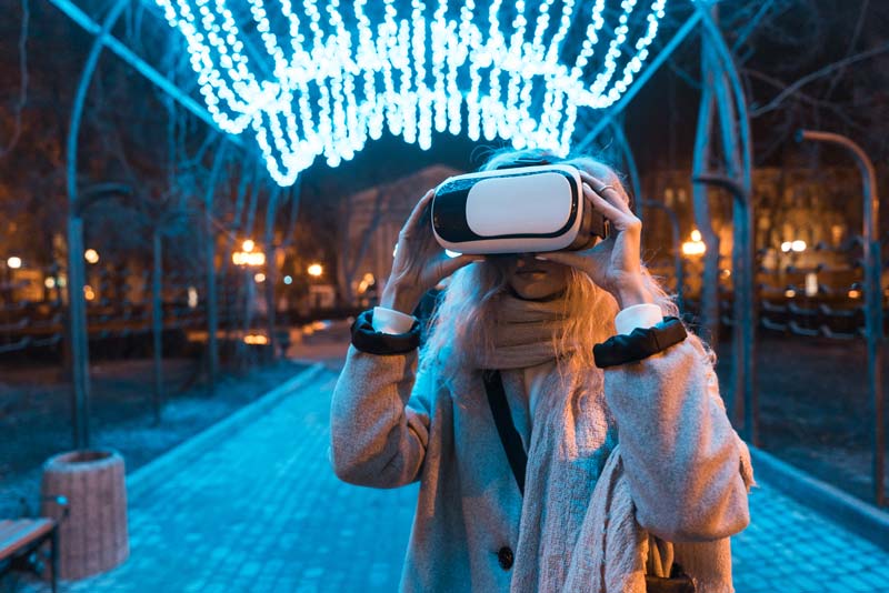 Femme avec casque de virtualité réelle
