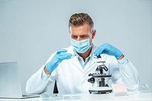 Médecin regardant dans un microscope
