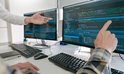 Développeurs débattant sur du code informatique